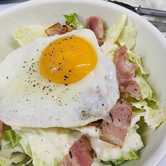 生ホウレン草とカリカリじゃこのサラダ／白菜とベーコンのシーザーサラダ