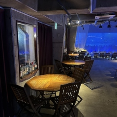 密着感が無く広い感覚のテーブル席