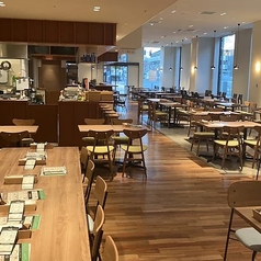 約400席を誇る広大なフードホール内の共有席は、どこに座っても開放感あふれる空間が広がっています。高い天井と洗練されたインテリアが、いつもの飲み会を少し特別なものに変えてくれます◎自由な雰囲気の中で、賑やかに乾杯をお楽しみください。