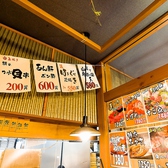 天井から吊り下げられたメニューや壁に直接貼られたメニューが、昭和の大衆居酒屋の雰囲気でなんとも落ち着く空間です！テーブル席や掘りごたつのお席など様々な席をご用意しております。