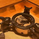 全席の目の前にある囲炉裏。炭入れを支えているのは実はウサギ！SNS映えするので女性ウケもバッチリです。