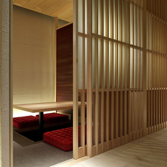 【4名様用個室】京モダンの造りで、木や和紙、障子の和の温もりが感じられる落ち着いた雰囲気。