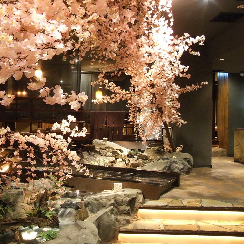 店内は…まるで別世界。四季折々に変化する川の流れる店内…春は…桜景色