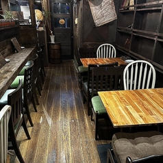 【テーブル席での楽しい会話】4人掛けテーブル席は、友人や家族との楽しい会話が弾む空間です。まるで異世界の酒場のような雰囲気の中で、心温まる料理を囲んで、楽しい時間を過ごせます♪