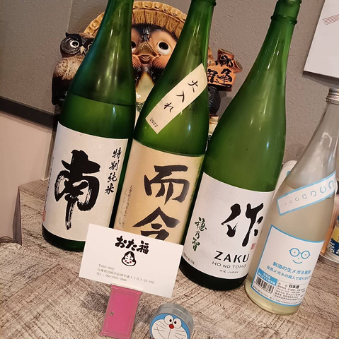 お店の壁に貼られた種類豊富な日本酒を提供する仕事終わりにサクッと楽しめる居酒屋♪