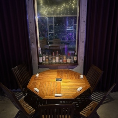 1席5人掛けのテーブルですが人数によって結合可能