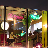 ネオンが灯るゆったりとした時間が流れるお店