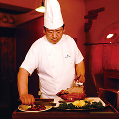 専属料理人が目の前で切り分ける！本場伝統の北京ダック