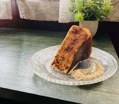 【自家製スイーツ】黒糖バスクチーズケーキの黒糖ブリュレの写真