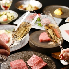 個室はございませんが、気兼ねなく食事をお楽しみいただけるボックス席をご用意いたしております。誕生日・記念日などのサプライズもお気軽にご相談ください。