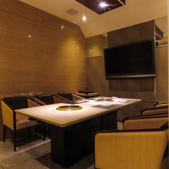 【6名様用のテーブル完全個室】TVモニター付きのお部屋ですので、ご商談など幅広い用途でご活用いただけます。