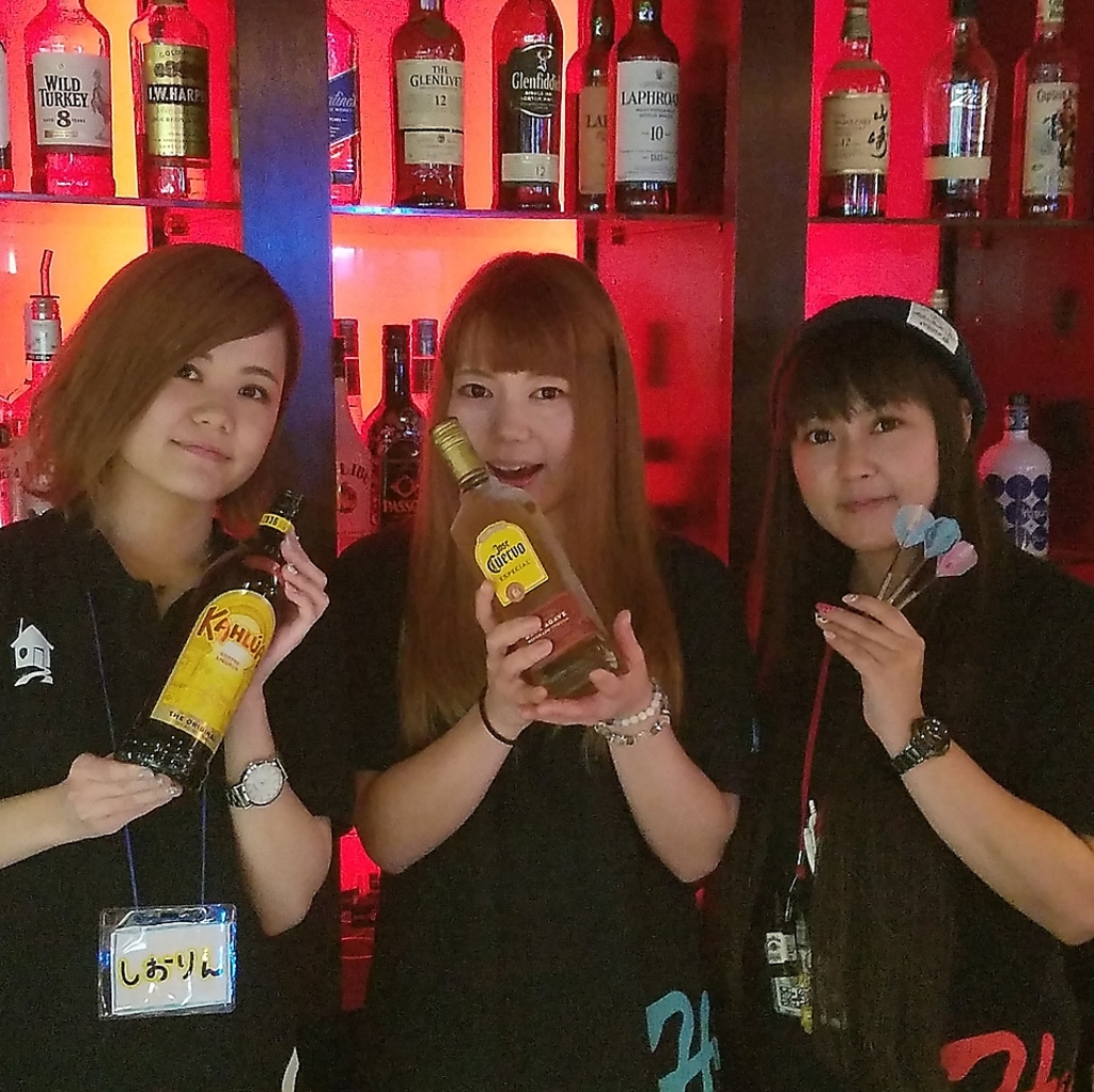 親切なスタッフがお酒やダーツの事を教えてくれます！一緒に遊びましょう♪