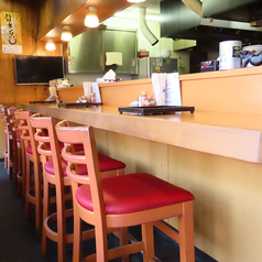 おひとり様も大歓迎のカウンター席は、カジュアルなデートでのご利用やご友人とのサシ飲みにもぴったり♪気軽にお立ち寄りいただける温かな雰囲気の中で、美味しいひとときをお楽しみください◎