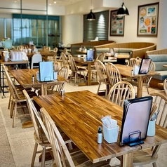 お食事しやすいテーブル席は多数ございます。お子様用のハイチェアーのご利用も可能です。