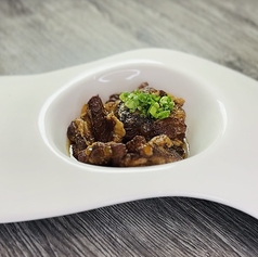 じっくり煮込んだ深いコク♪トロトロ食感がクセになる「豚軟骨煮込み」＆旨味あふれる「もつ煮込み」の写真