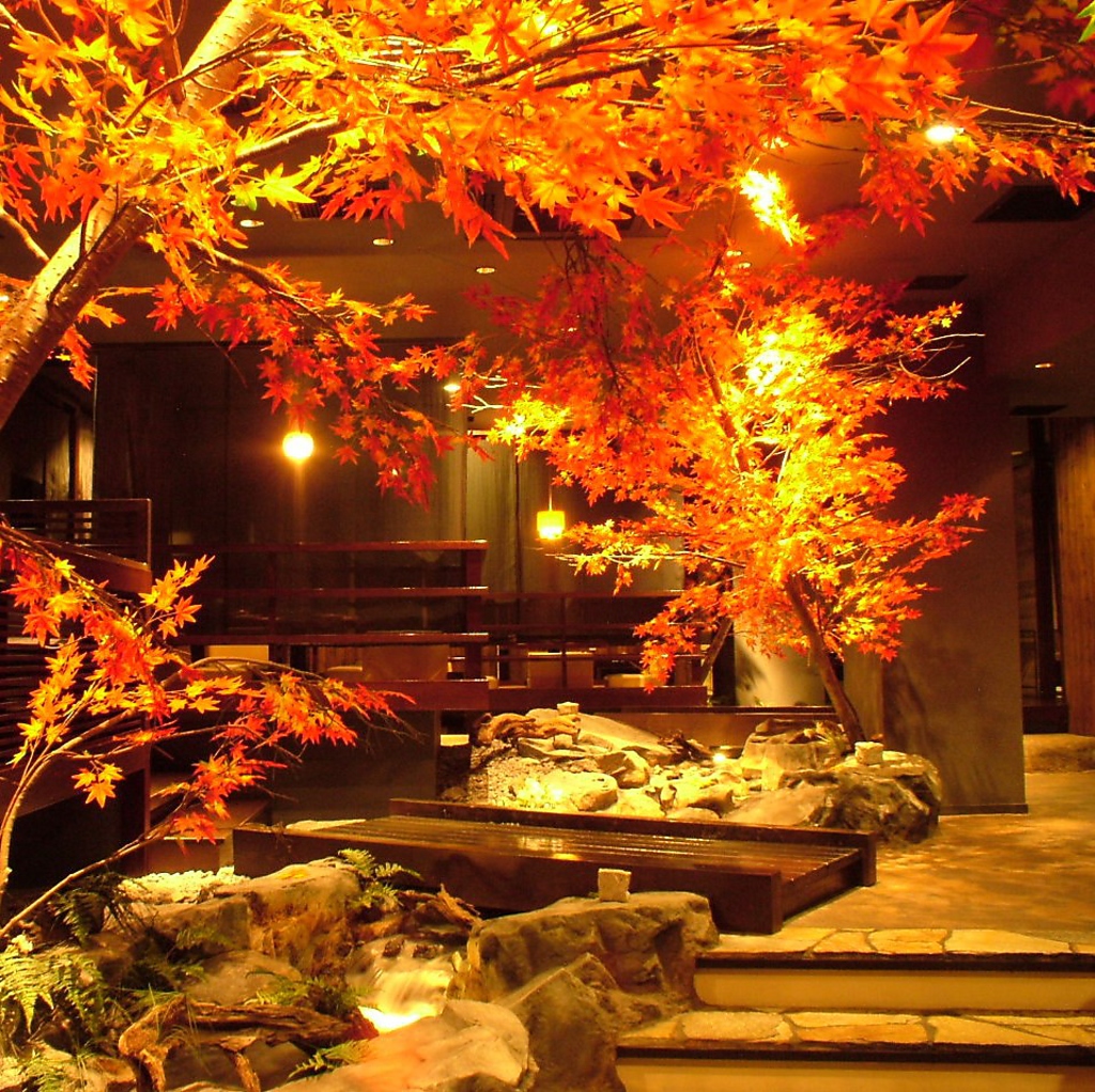 秋は…紅葉の景色。真っ赤に染まった紅葉が秋の涼やかさを演出。思わず写真に収めたくなる空間です。