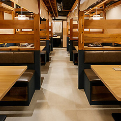 【テーブル席】モダンで開放的な空間で美食を満喫できます。