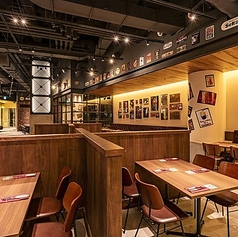 温かみのあるブラウンを基調とした店内で、パーテーションも完備しており、ゆっくりとお食事をお楽しみいただけます。