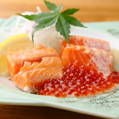 サーモンのレアステーキ　アリオリソースとたっぷりイクラをかけて