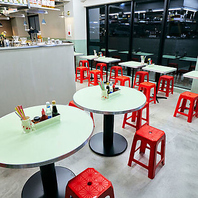 異国情緒あふれる空間◎昼と夜で異なる顔を見せる店内♪