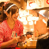 【人情味と活気あふれるおもてなし♪】丁寧かつ元気いっぱいの接客でお出迎え。本場博多の屋台の雰囲気と迫力ある調理場を感じながら、お料理やお酒をゆっくりお楽しみください。賑やかな店内は、会社宴会はもちろん、女子会や誕生日会など、さまざまなシーンで気軽に楽しめます♪