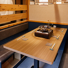 【暖簾テーブル席】落ち着いた印象のお席はシーンを選びません。