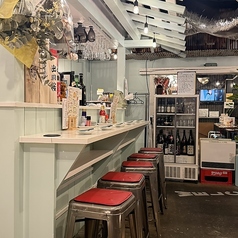 パッと目を引く赤いスツールが印象的なカウンター席。温かみのある照明が空間を包み込み、どこかホッとするような居心地の良さを感じさせてくれます◎一人でゆっくりと自分時間を楽しむのはもちろん、お隣同士で会話を弾ませるのも素敵です♪お洒落なインテリアに囲まれながら、こだわりの逸品をじっくりご堪能ください。