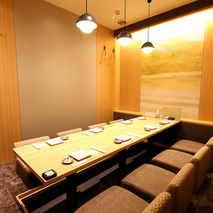 【4名様個室】少人数の宴会や女子会・合コンにも最適な完全個室を完備！落ち着いた大人の雰囲気の個室で、当店自慢の旬の和食料理やこだわりの銘酒をお楽しみください。なんば駅・日本橋駅からすぐ、交通アクセス抜群の個室居酒屋です♪