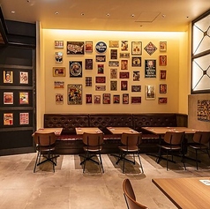 まるで美術館のような絵画が飾られた空間で、食事と共にアート鑑賞も楽しめるテーブル席です。