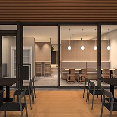 木の温もりを感じる落ち着いた和空間。接待や会食に最適な個室に加え、日本酒を気軽に楽しめるバルエリアや開放的なテラス席もご用意。昼夜で移ろう大手町の景色を眺めながら、都会の喧騒を忘れてゆったりとお過ごしいただけます。