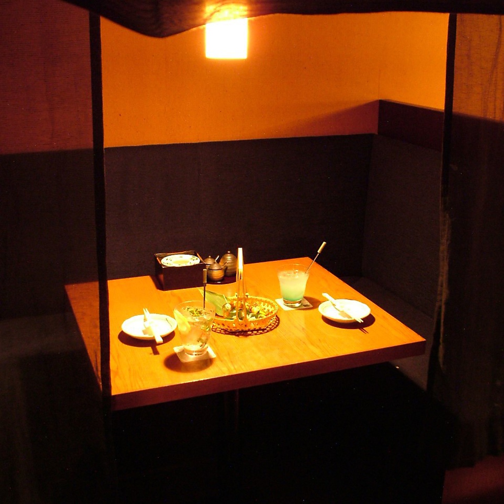 プライベートな空間でゆったりお食事できる、個室感覚のテーブル席もご用意。