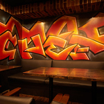 昼はカレー、夜は炭火焼きタンドールとピザと創作。昼夜で表情が変わる二毛作スタイルのビストロ酒場