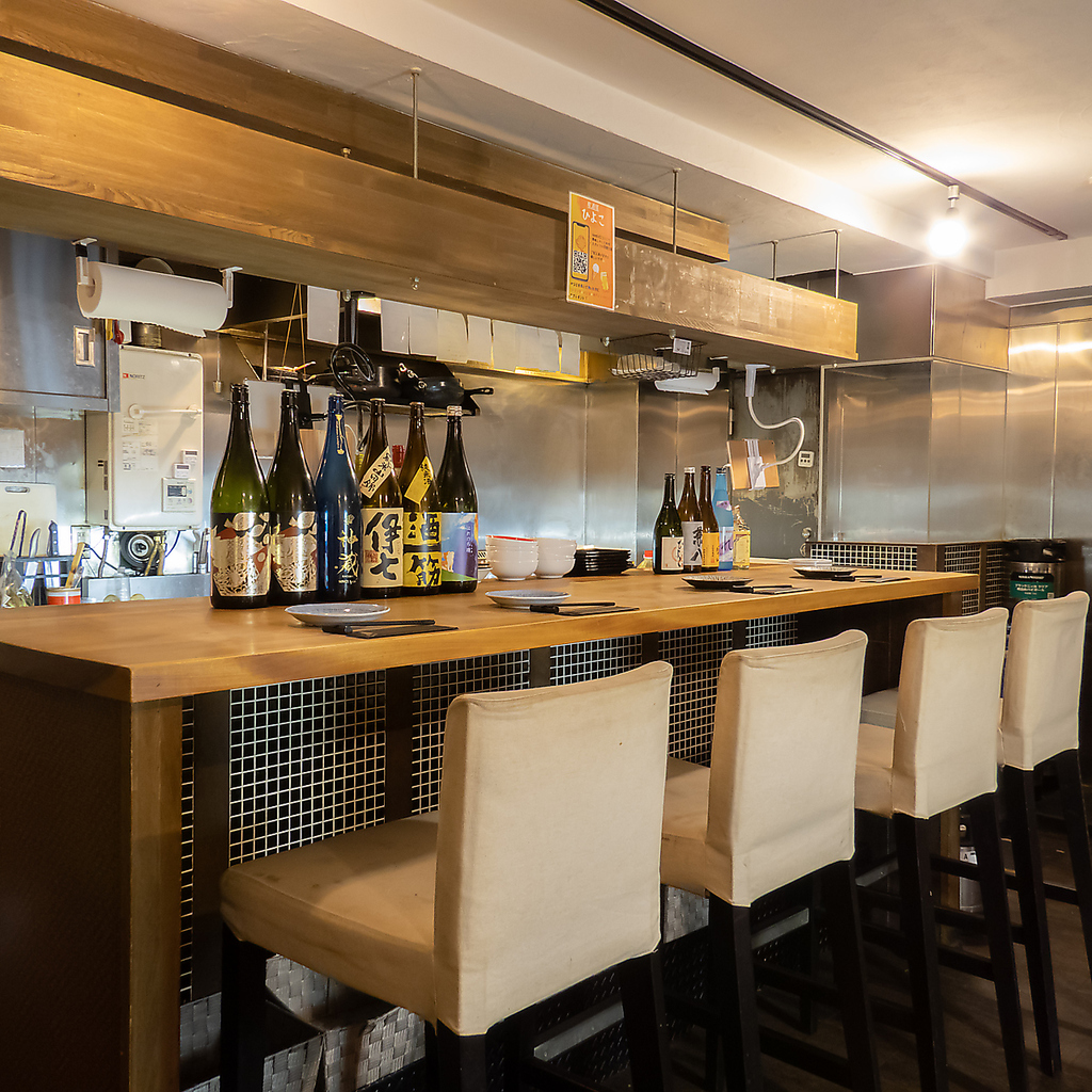内装にこだわった自慢のカウンター。居酒屋料理を堪能、飲み放題ありで落ち着いた雰囲気を味わえます