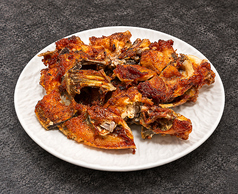 鶏の骨付き肉の炭火焼き