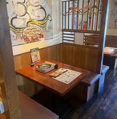 ゆったり会話ができる３～４人のボックス席を４ブース設けております