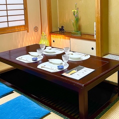 【梅】梅の間｜最大5名様　上村松園の掛け軸と季節の生け花が彩る、当店で最も落ち着いた奥のお部屋です。小じんまりとした空間は、少人数での会食やご接待にぴったり。旬を味わう、特別なひとときをお過ごしください。