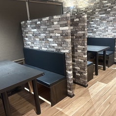 【テーブル席】木の温もりと照明の陰影に包まれた、秘密基地のようなテーブル席。炭火を囲みながら、肉を焼き、グラスを傾け、笑い合う。仕切り付きでまわりを気にせず、ちょっとした“隠れ家感”も。