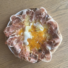 生ハムと半熟卵のビスマルク