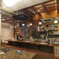 和風で粋な店内。カウンターでは、目の前で料理をお作りします。