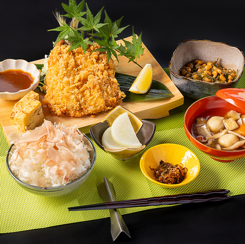 【こだわりのアジフライ】サクサクの衣とふっくらとした身の旨味がジューシー♪自家製ソースが決め手