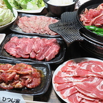 当店自慢のジンギスカン、生ラムなどのお肉を、秘伝のタレと特製塩の2種類でお召し上がりください。