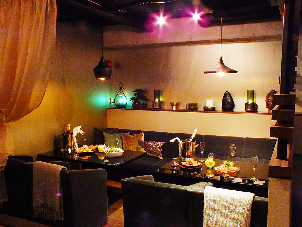 女子会や合コンに人気のドレープで仕切れるソファ個室☆センス溢れるインテリアの中で至福の時を、、