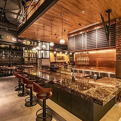 広々とした奥行きのある大理石のテーブルが特徴のカウンター席。お一人様でも、カップルでも、ゆったりと過ごせる空間です。