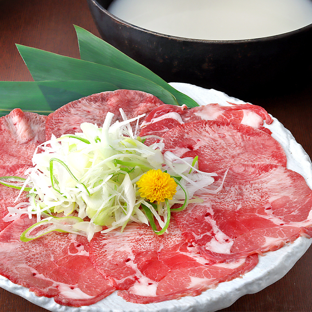 昆布と鶏から丁寧に煮出したお出汁に、上質の牛タンをサッとくぐらせてお召し上がりください。