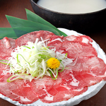 昆布と鶏から丁寧に煮出したお出汁に、上質の牛タンをサッとくぐらせてお召し上がりください。