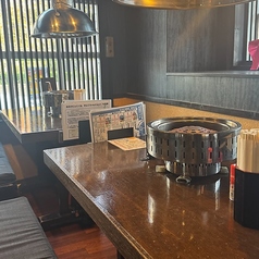 完全個室/テーブル席/コンロ2セットあり。周りを気にせずゆったり寛いでいただけます。