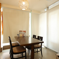 【個室】2～4名様用のテーブル席。友人との楽しい食事や、大切な人との特別な時間にぴったり♪美味しい料理を囲みながら、心温まるひとときをお過ごしいただけます。