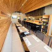 ゆとりある店内は、少人数から中規模の宴会まで柔軟に対応可能です。会社帰りの飲み会や忘新年会、地域の集まりなど、人数に合わせた最適なお席をご案内いたします。落ち着いた空間の中で、活きの良い豪華食材を囲みながら賑やかな時間を。美味しい料理と酒が繋ぐ、大切な仲間とのひとときをサポートいたします。