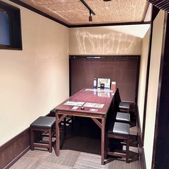 当店では、6席のテーブル席をご用意しています。女子会やご家族のお食事にぴったりな落ち着いた空間です。大切な人たちと共に楽しいひとときをお過ごしいただき、心温まるおいしい料理をお楽しみください。落ち着いたアットホームな雰囲気の当店へお気軽にお立ち寄りいただき、素敵な時間をお過ごしください。