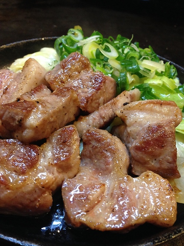 厚さ12mmの上で焼く鉄板料理が自慢。鹿児島県産の豚肉や鶏肉の絶品料理が味わえる。